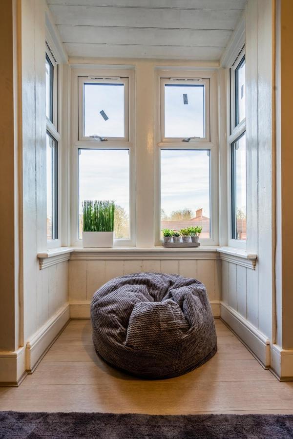 Deluxe 2-bedroom Flat With Free Parking *